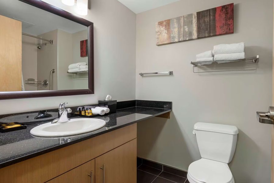 Best Western Airport Inn — Bathroom