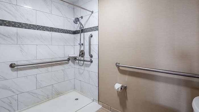 Best Western Airport Inn — Bathroom