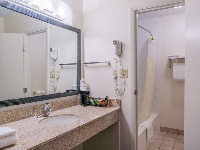 Best Western Alamosa Inn — Bathroom