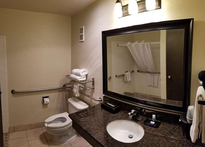 Best Western Alderwood — Bathroom