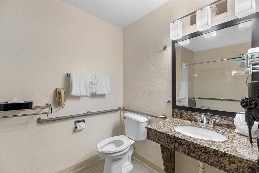 Best Western Alpenglo Lodge — Bathroom