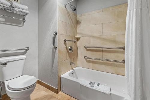 Best Western Ambassador Inn Suites — Bathroom