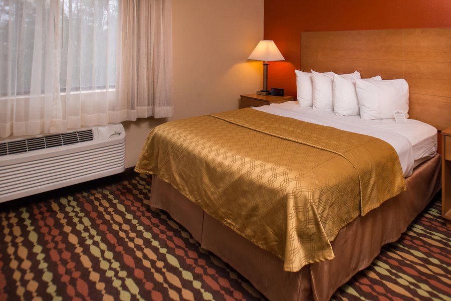 Best Western Ambassador Inn Suites — Guest room