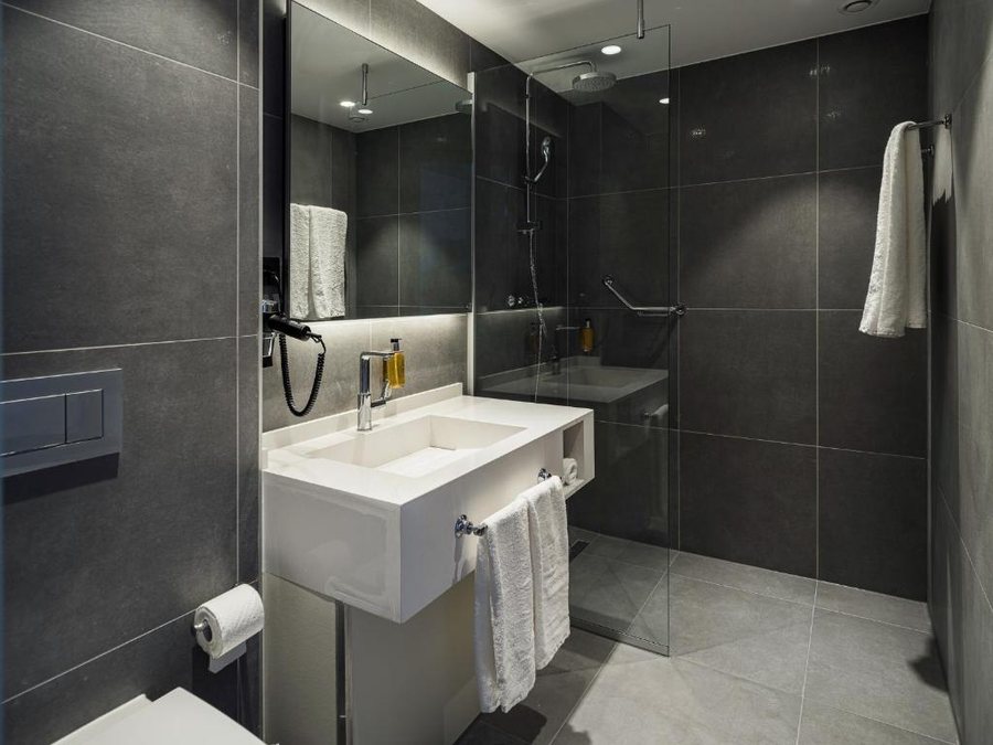 Best Western Amsterdam — Bathroom