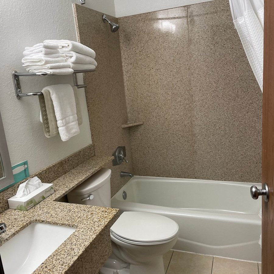 Best Western Antelope Inn Suites — Bathroom