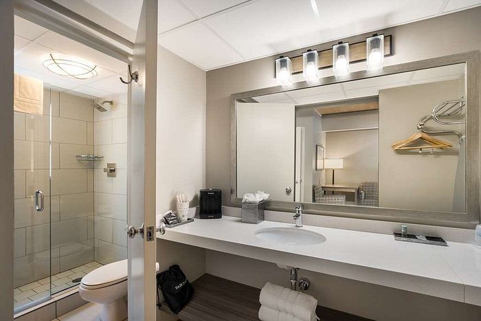 Best Western Antlers At Glenwood Springs — Bathroom