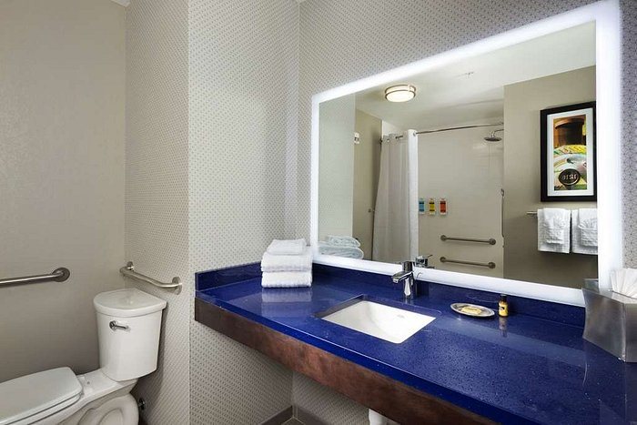 Best Western Asheville Blue Ridge Parkway — Bathroom
