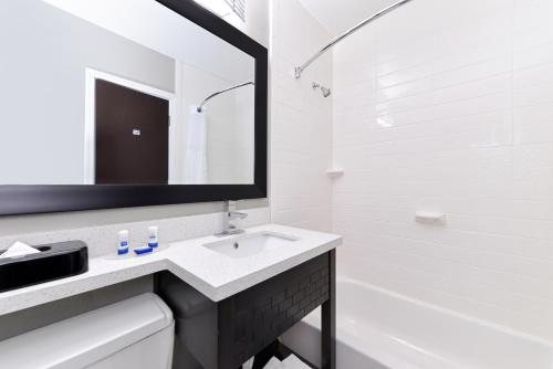 Best Western At O Hare — Bathroom