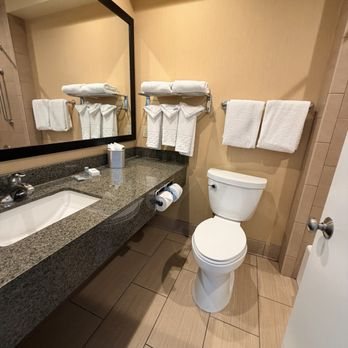 Best Western At Ventura Pier — Bathroom