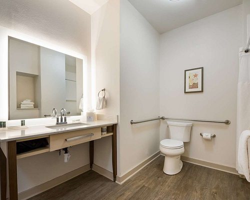 Best Western Bandera Suites Saloon — Bathroom