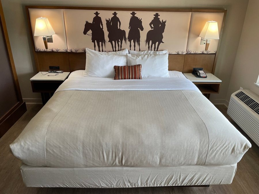 Best Western Bandera Suites Saloon — Guest room