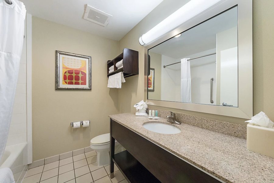 Best Western Beachside Inn — Bathroom