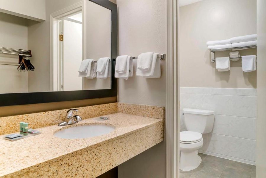 Best Western Beacon Inn — Bathroom