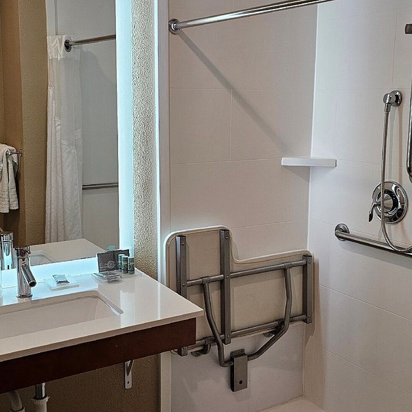 Best Western Bend North — Bathroom