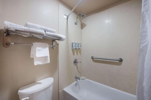 Best Western Bidarka Inn — Bathroom