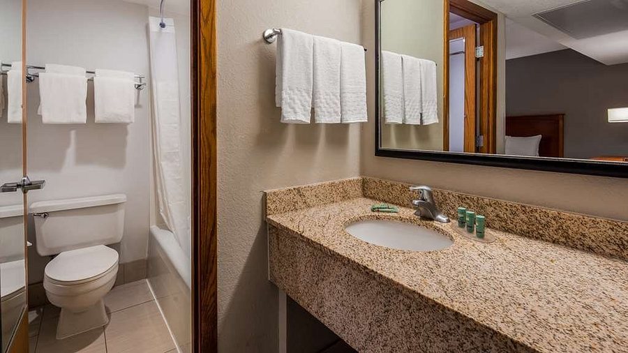Best Western Bridgeview Hotel — Bathroom