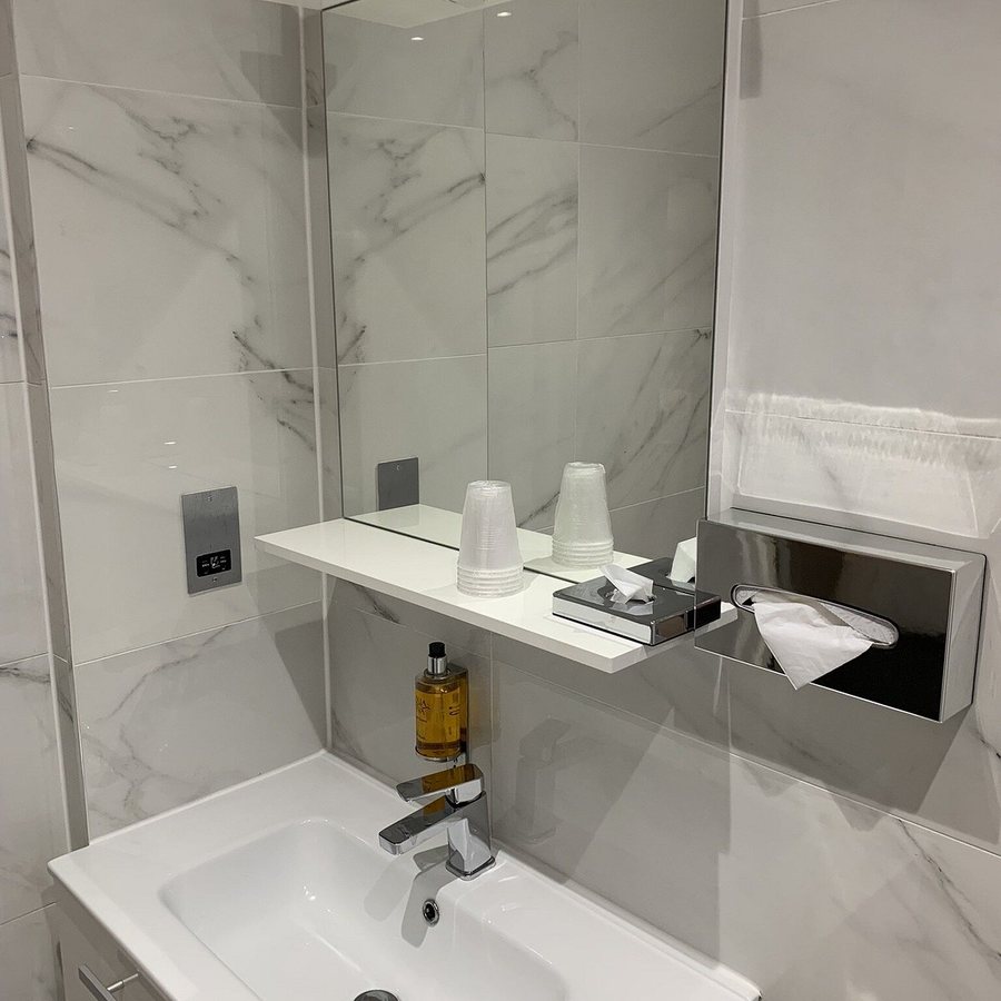 Best Western Buckingham Palace Rd — Bathroom