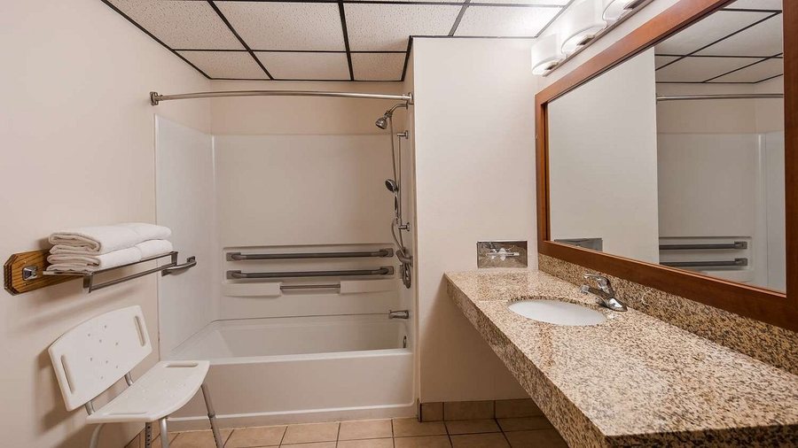 Best Western Buffalo Ridge Inn — Bathroom