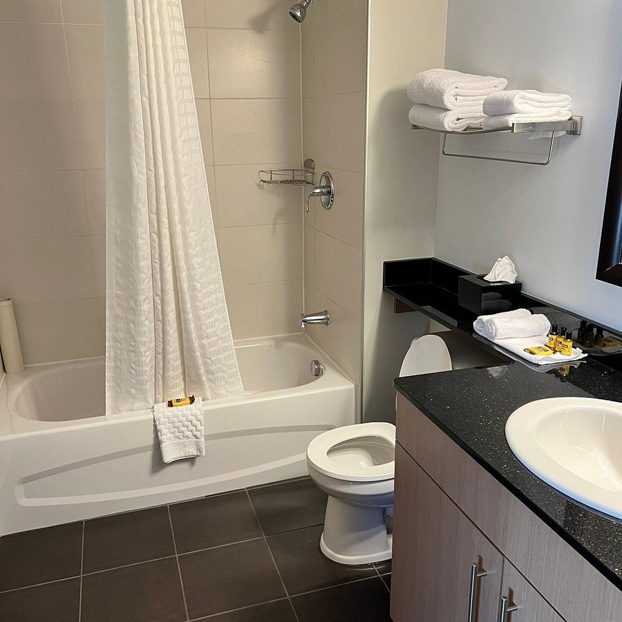Best Western Burbank Airport Inn Los Angeles California — Bathroom