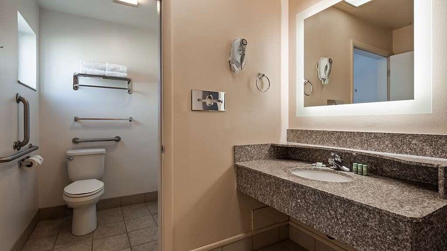 Best Western Butch Cassidy Inn — Bathroom