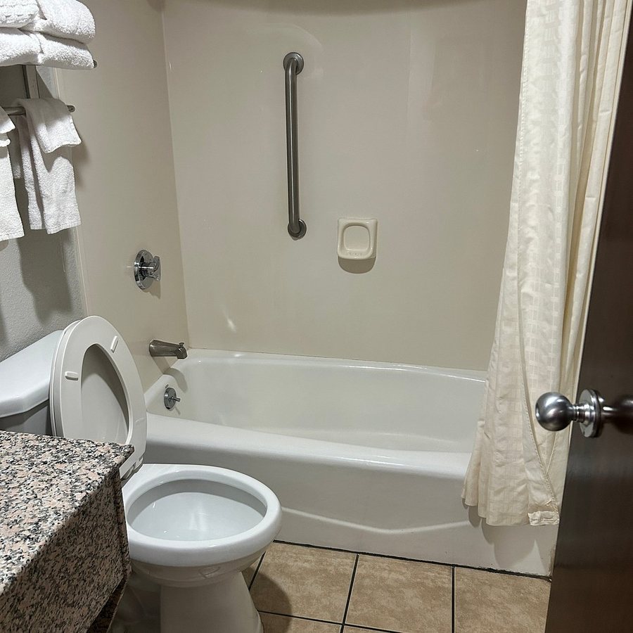 Best Western Cades Cove Inn — Bathroom