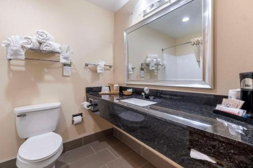 Best Western Campbellsville Inn — Bathroom