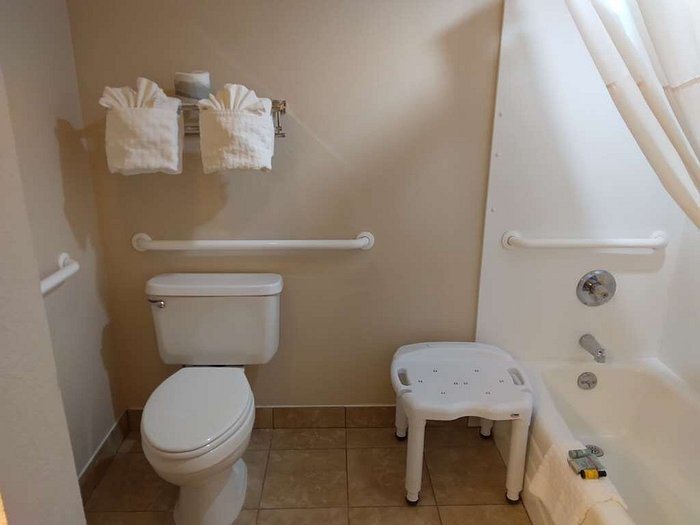 Best Western Canton Inn — Bathroom