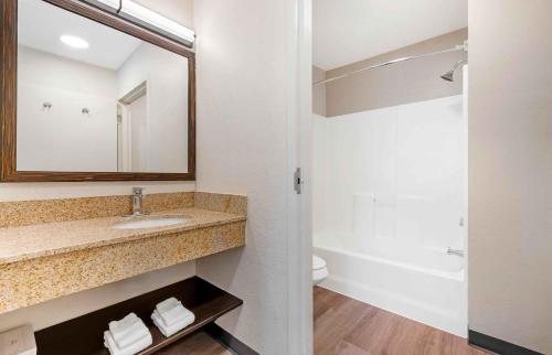 Best Western Carlsbad By The Sea — Bathroom