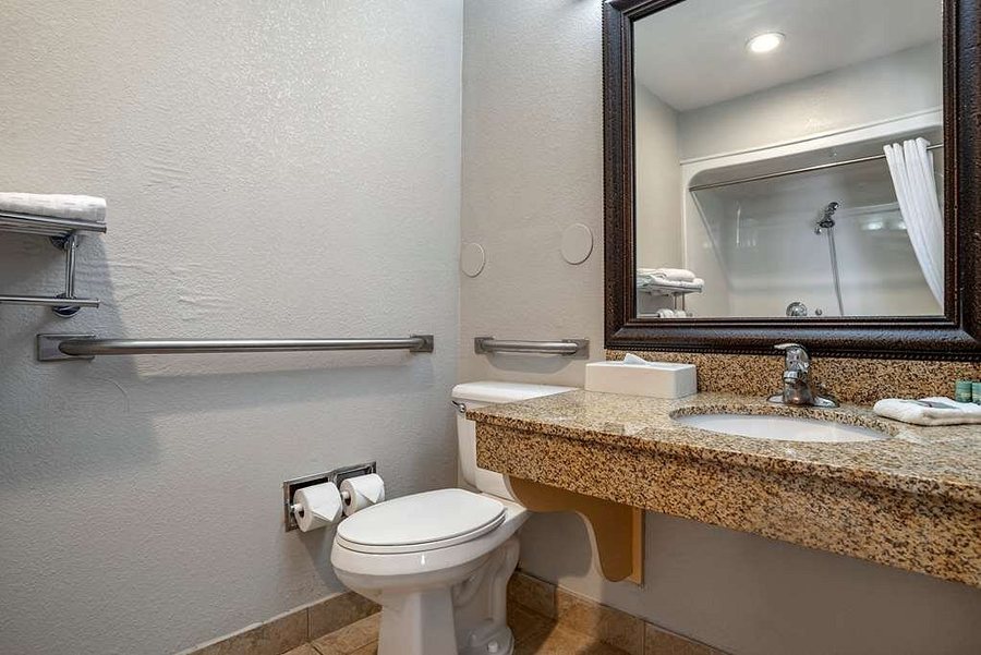 Best Western Carlton Suites — Bathroom