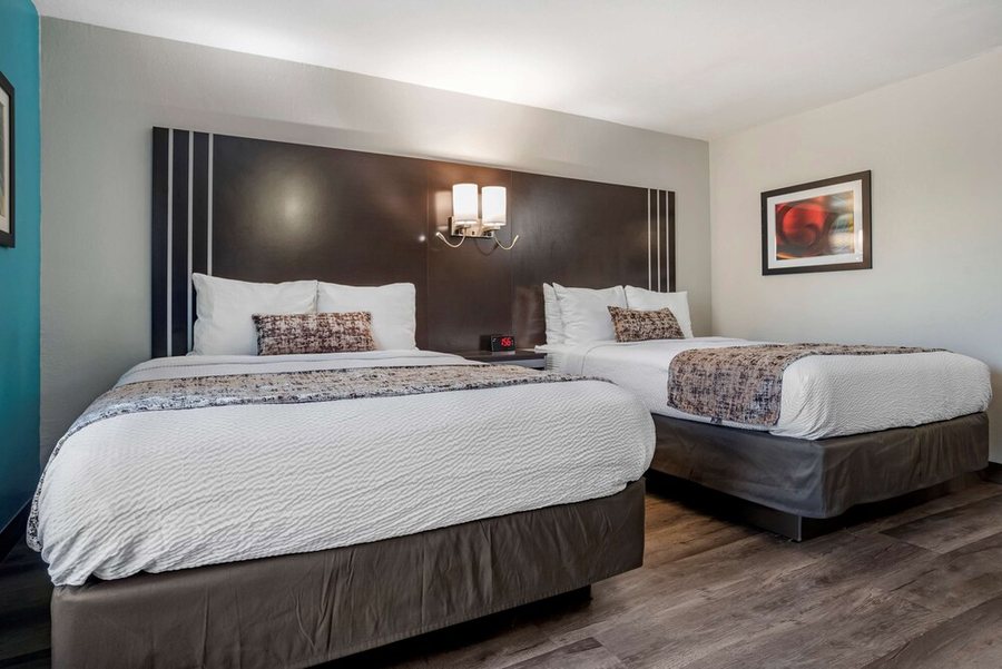 Best Western Carlton Suites — Guest room