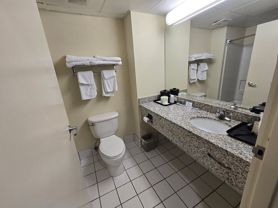 Best Western Carowinds — Bathroom
