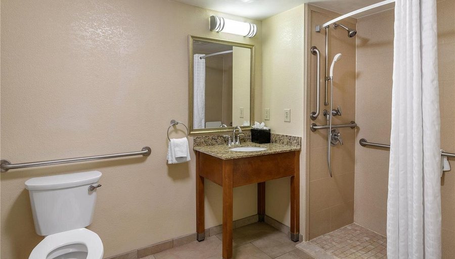 Best Western Charleston Inn — Bathroom