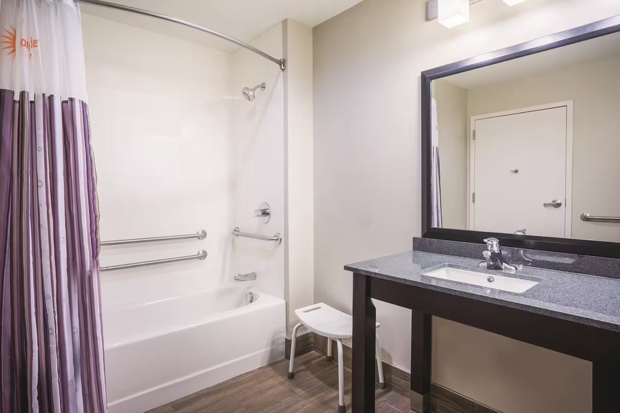 Best Western Clifton Park — Bathroom