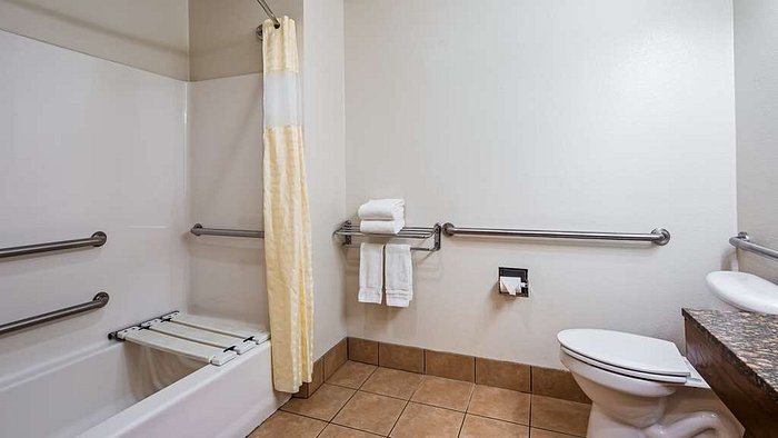 Best Western Club House Inn Suites — Bathroom