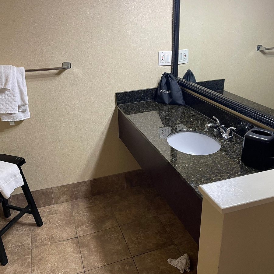Best Western Coach House — Bathroom