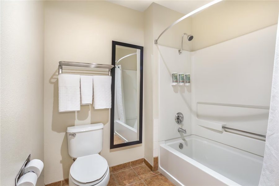 Best Western Coachlight — Bathroom