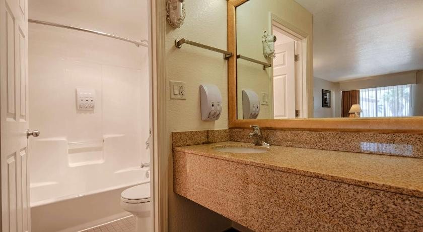Best Western Colorado River Inn — Bathroom