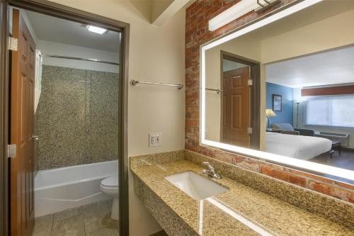 Best Western Copper Hills Inn — Bathroom