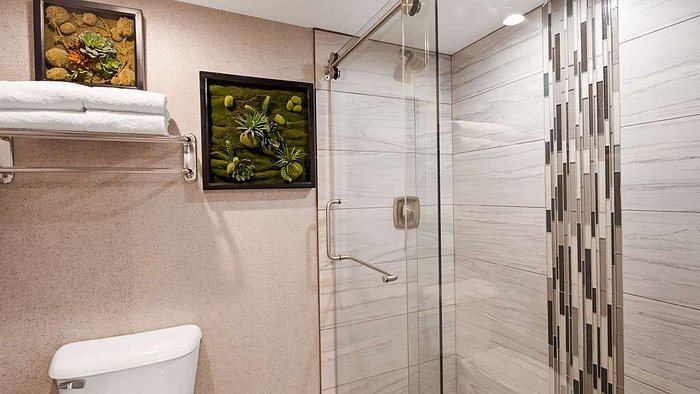 Best Western Coral Hills — Bathroom