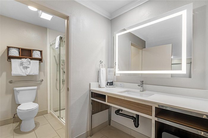 Best Western Courtesy Hotel Anaheim Resort Amusement Park — Bathroom
