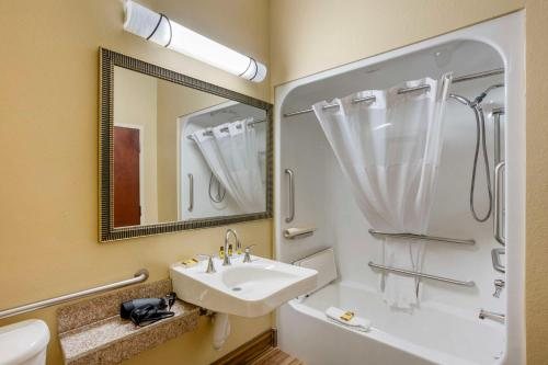 Best Western Courtview Hotel — Bathroom