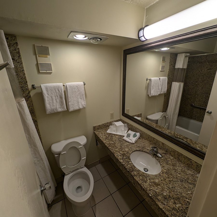 Best Western Crossroads Inn — Bathroom