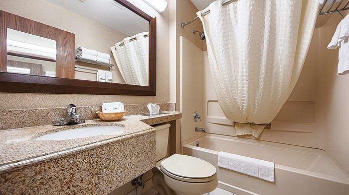 Best Western Crown Inn Suites — Bathroom
