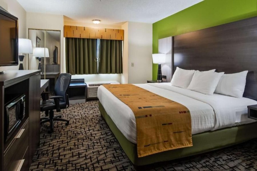 Best Western Crown Inn Suites — Guest room