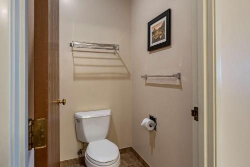 Best Western Desert Inn — Bathroom