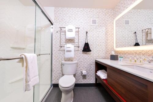 Best Western Detroit Livonia — Bathroom