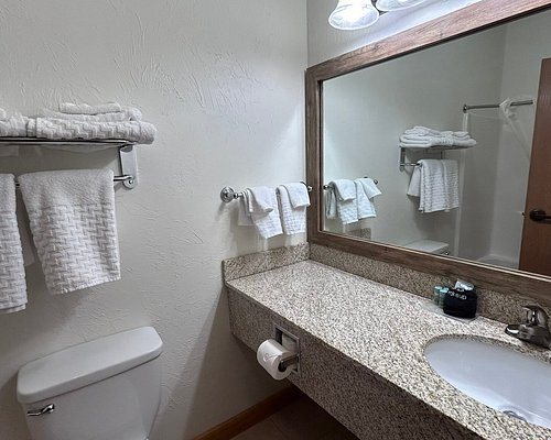 Best Western Devils Tower Inn — Bathroom