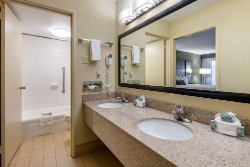 Best Western Downtown Stuart — Bathroom