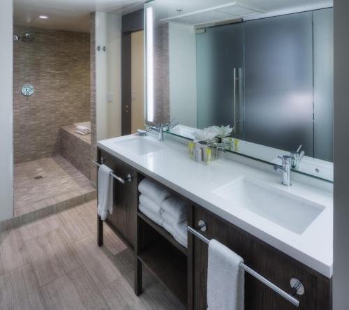 Best Western Eastland — Bathroom
