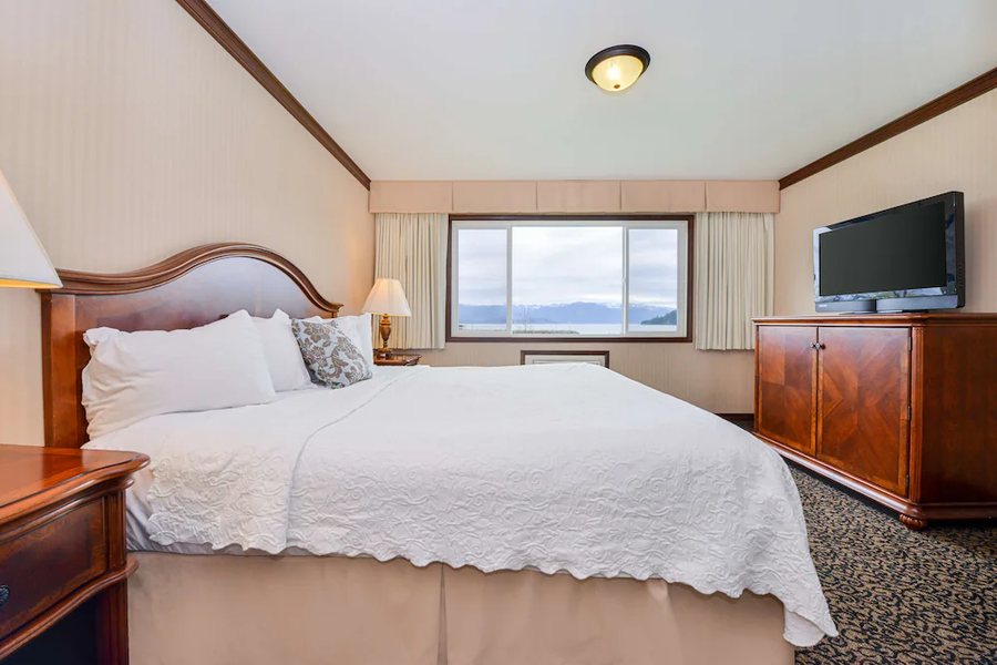 Best Western Edgewater Resort — Guest room